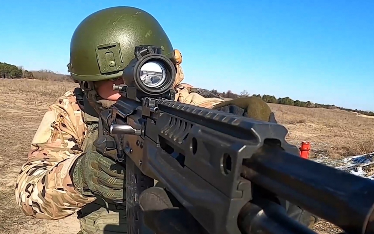 Lính dù Nga tập trận bắn đạn thật ngay tại hậu cứ ở Ukraine